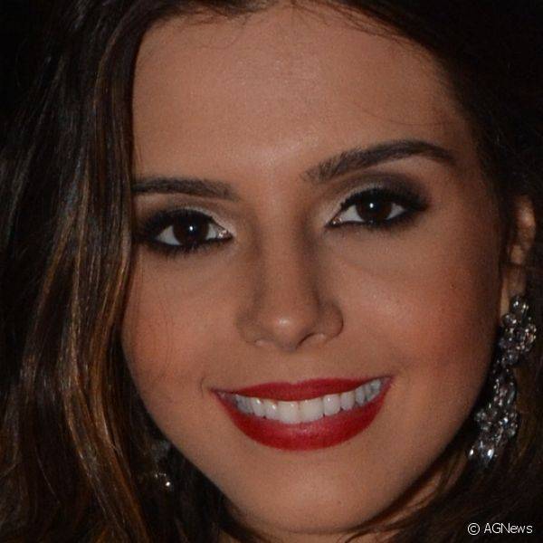 A dupla batom vermelho  Esfumado preto com olhos bem contornados foi a escolha da atriz para um dos dias do Festival de Salvador, em 2014